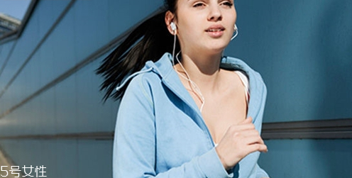 晚上跑步減肥可以喝水嗎 避免晚上跑步減肥的誤區(qū) 晚上跑步減肥可以喝水嗎 避免晚上跑步減肥的誤區(qū)