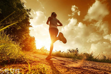 夜跑是飯前還是飯后 夜跑最佳時間 夜跑是飯前還是飯后 夜跑最佳時間