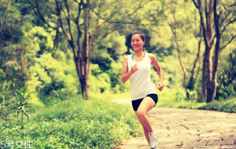 夏天晨跑好還是夜跑好 各自都有好處 夏天晨跑好還是夜跑好 各自都有好處