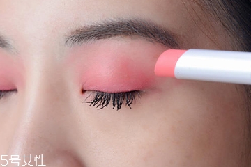 怎樣用口紅畫(huà)眼影 一定要先定妝 怎樣用口紅畫(huà)眼影 一定要先定妝