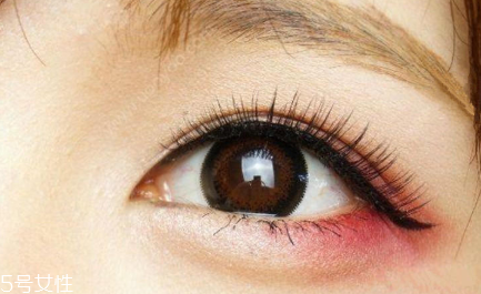 怎樣用口紅畫(huà)眼影 一定要先定妝 怎樣用口紅畫(huà)眼影 一定要先定妝