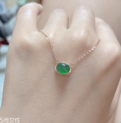 翡翠項(xiàng)鏈可以洗澡嗎 不要經(jīng)常碰水 翡翠項(xiàng)鏈可以洗澡嗎 不要經(jīng)常碰水