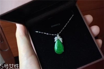 翡翠項(xiàng)鏈可以洗澡嗎 不要經(jīng)常碰水 翡翠項(xiàng)鏈可以洗澡嗎 不要經(jīng)常碰水