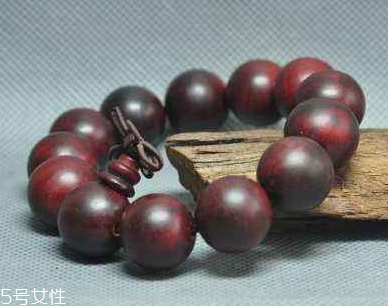 紅酸枝手串一般多少錢 給你最特別的酸香 紅酸枝手串一般多少錢 給你最特別的酸香