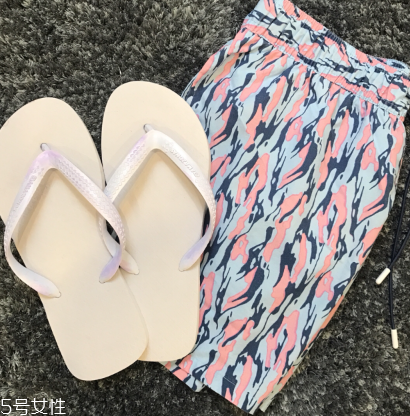 泳褲里邊還穿內(nèi)褲嗎 注意別鬧笑話 泳褲里邊還穿內(nèi)褲嗎 注意別鬧笑話