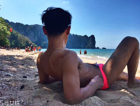 泳褲里邊還穿內(nèi)褲嗎 注意別鬧笑話 泳褲里邊還穿內(nèi)褲嗎 注意別鬧笑話