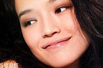 唇部開裂用什么潤唇膏好 極度缺水有妙招 唇部開裂用什么潤唇膏好 極度缺水有妙招