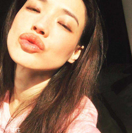 唇部開裂用什么潤唇膏好 極度缺水有妙招 唇部開裂用什么潤唇膏好 極度缺水有妙招