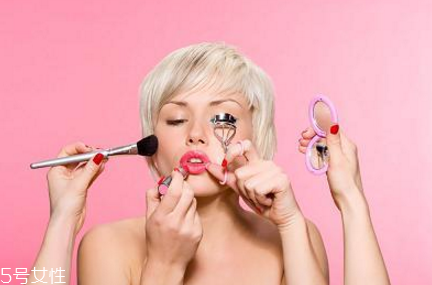夏天出汗妝花了怎么辦 夏季出汗脫妝補妝技巧 夏天出汗妝花了怎么辦 夏季出汗脫妝補妝技巧