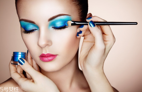 化妝后容易脫妝怎么辦 防脫妝的技巧 化妝后容易脫妝怎么辦 防脫妝的技巧