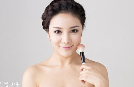 化妝后容易脫妝怎么辦 防脫妝的技巧 化妝后容易脫妝怎么辦 防脫妝的技巧