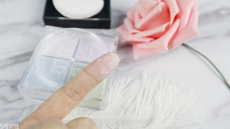 悅詩風(fēng)吟散粉和紀(jì)梵希散粉哪個(gè)好 平價(jià)散粉pk貴婦散粉 悅詩風(fēng)吟散粉和紀(jì)梵希散粉哪個(gè)好 平價(jià)散粉pk貴婦散粉