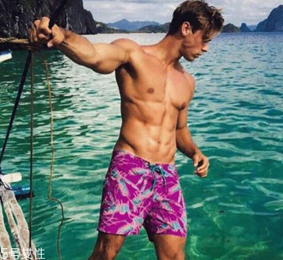 沙灘褲配什么上衣 怎么舒服怎么穿 沙灘褲配什么上衣 怎么舒服怎么穿