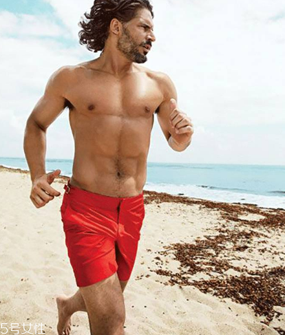 沙灘褲配什么上衣 怎么舒服怎么穿 沙灘褲配什么上衣 怎么舒服怎么穿