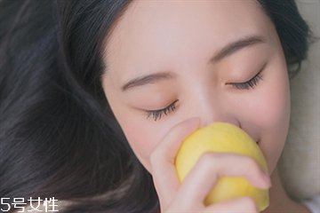 皮膚缺水的癥狀 各種類型肌膚補水對策 皮膚缺水的癥狀 各種類型肌膚補水對策