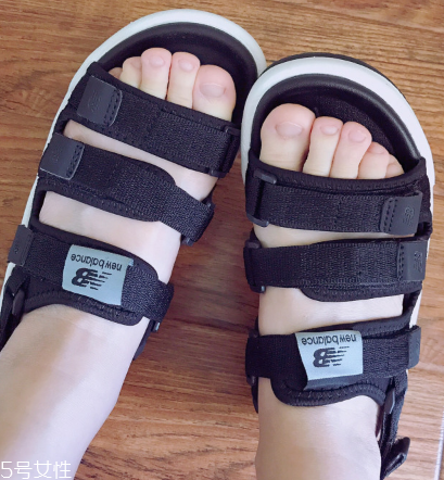 沙灘鞋和涼鞋的區(qū)別 兩者差別很大 沙灘鞋和涼鞋的區(qū)別 兩者差別很大