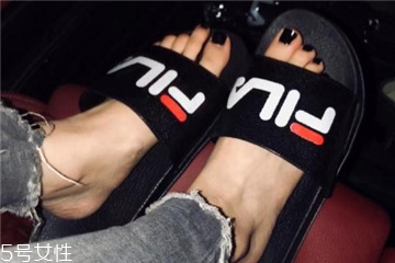 沙灘鞋和涼鞋的區(qū)別 兩者差別很大 沙灘鞋和涼鞋的區(qū)別 兩者差別很大