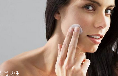 油性皮膚用什么洗臉 清潔護(hù)膚要做好 油性皮膚用什么洗臉 清潔護(hù)膚要做好