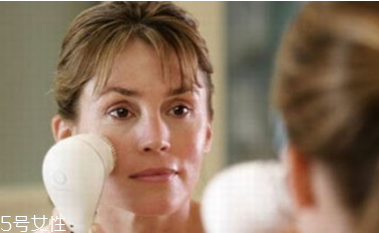 油性皮膚用什么洗臉 清潔護(hù)膚要做好 油性皮膚用什么洗臉 清潔護(hù)膚要做好