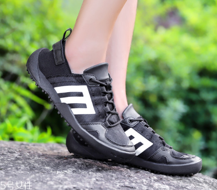 溯溪鞋要穿襪子嗎 襪子會(huì)影響速干效果 溯溪鞋要穿襪子嗎 襪子會(huì)影響速干效果