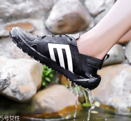 溯溪鞋要穿襪子嗎 襪子會(huì)影響速干效果 溯溪鞋要穿襪子嗎 襪子會(huì)影響速干效果