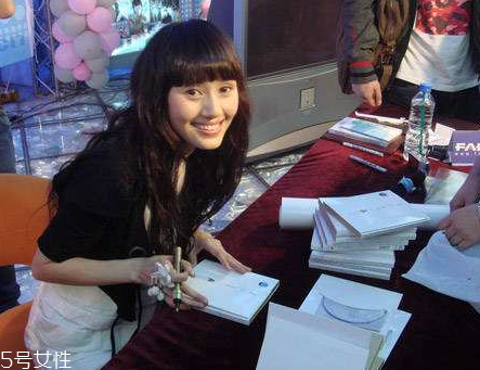 凹眼窩適合什么眼影 珠光眼影提亮眼窩 凹眼窩適合什么眼影 珠光眼影提亮眼窩