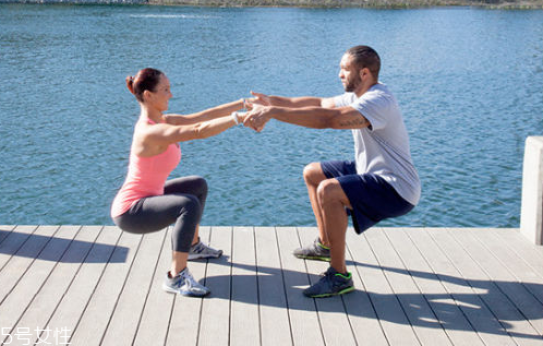 負(fù)重深蹲一天做多少好 不在于數(shù)量而在于質(zhì)量 負(fù)重深蹲一天做多少好 不在于數(shù)量而在于質(zhì)量