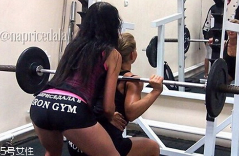 負(fù)重深蹲一天做多少好 不在于數(shù)量而在于質(zhì)量 負(fù)重深蹲一天做多少好 不在于數(shù)量而在于質(zhì)量