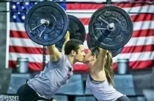 深蹲傷膝蓋嗎 經(jīng)常深蹲會不會傷膝蓋 深蹲傷膝蓋嗎 經(jīng)常深蹲會不會傷膝蓋