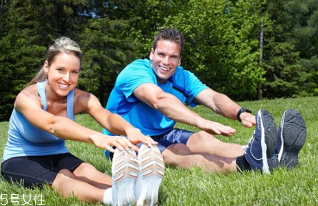 深蹲傷膝蓋嗎 經(jīng)常深蹲會不會傷膝蓋 深蹲傷膝蓋嗎 經(jīng)常深蹲會不會傷膝蓋