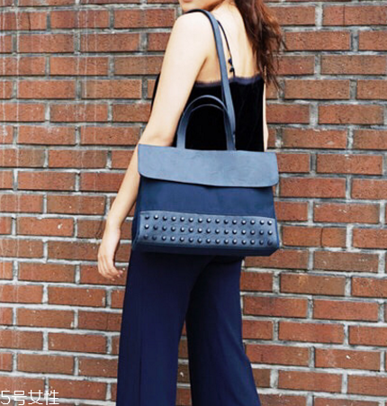 單肩包怎么背好看 這幾種搭配都很流行 單肩包怎么背好看 這幾種搭配都很流行