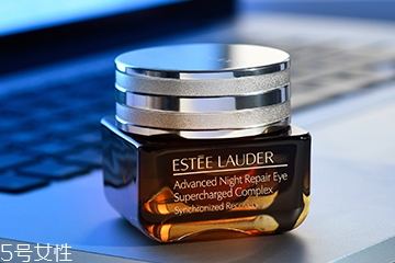 雅詩蘭黛抗藍光眼霜怎么用 定制用法修護更深入 雅詩蘭黛抗藍光眼霜怎么用 定制用法修護更深入