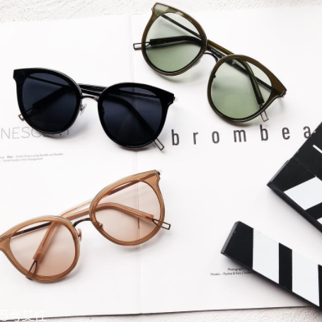 夏天包里應(yīng)該裝什么 這些都是扮靚利器 夏天包里應(yīng)該裝什么 這些都是扮靚利器