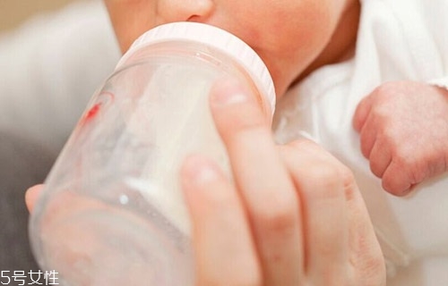 切記別給新生兒吃奶粉!什么是過度喂養(yǎng)? 切記別給新生兒吃奶粉!什么是過度喂養(yǎng)?