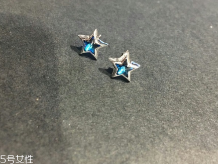 純銀耳釘一般多少錢 價(jià)格不算很貴