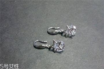 純銀耳釘為什么會(huì)變黑 保養(yǎng)方法要掌握 純銀耳釘為什么會(huì)變黑 保養(yǎng)方法要掌握