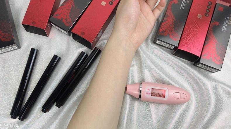 美康粉黛和稚優(yōu)泉唇釉哪個(gè)好 國(guó)產(chǎn)唇釉大pk