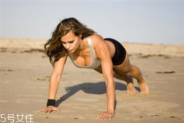 俯臥撐一天做多少合適 做俯臥撐的注意事項 俯臥撐一天做多少合適 做俯臥撐的注意事項