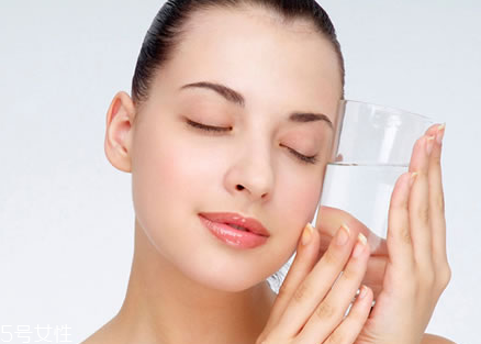 眼膜在護(hù)膚的哪個步驟 眼膜使用順序 眼膜在護(hù)膚的哪個步驟 眼膜使用順序