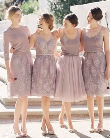 伴娘服是新娘買還是自己買 一般由新人準(zhǔn)備 伴娘服是新娘買還是自己買 一般由新人準(zhǔn)備