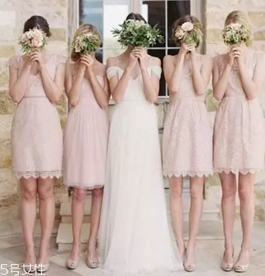 伴娘服是新娘買還是自己買 一般由新人準(zhǔn)備 伴娘服是新娘買還是自己買 一般由新人準(zhǔn)備