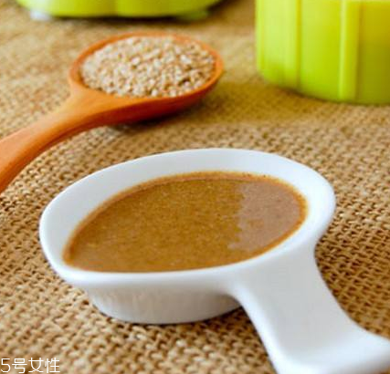 芝麻醬是什么顏色 一般是色澤金黃 芝麻醬是什么顏色 一般是色澤金黃