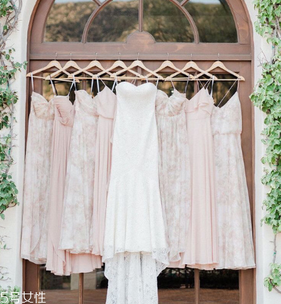 伴娘服后面的綁帶怎么綁 手殘黨也能學(xué)會(huì) 伴娘服后面的綁帶怎么綁 手殘黨也能學(xué)會(huì)