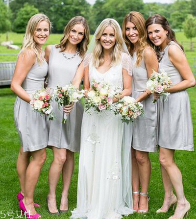 伴娘服配什么鞋子 這幾點要注意 伴娘服配什么鞋子 這幾點要注意