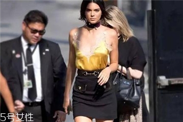 吊帶怎么穿好看 三種搭配清涼一夏 吊帶怎么穿好看 三種搭配清涼一夏