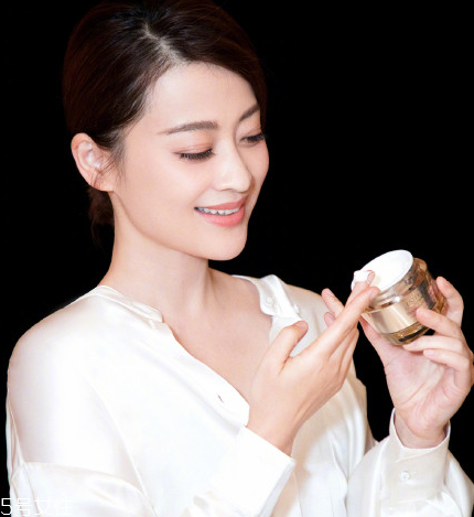 雅詩(shī)蘭黛萬能面霜適合年齡 雅詩(shī)蘭黛萬能面霜價(jià)格 雅詩(shī)蘭黛萬能面霜適合年齡 雅詩(shī)蘭黛萬能面霜價(jià)格