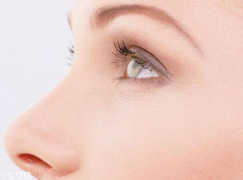 洗眼液可以泡隱形眼鏡嗎 兩者完全不一樣 洗眼液可以泡隱形眼鏡嗎 兩者完全不一樣