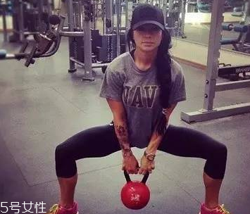 女性深蹲的好處和壞處 一天4組深蹲的正確方式 女性深蹲的好處和壞處 一天4組深蹲的正確方式