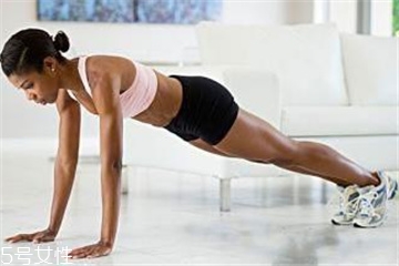 女性做俯臥撐有什么好處 俯臥撐練習(xí)注意事項 女性做俯臥撐有什么好處 俯臥撐練習(xí)注意事項