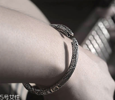 藏銀手鐲對人體好嗎 銀飾好處多 藏銀手鐲對人體好嗎 銀飾好處多
